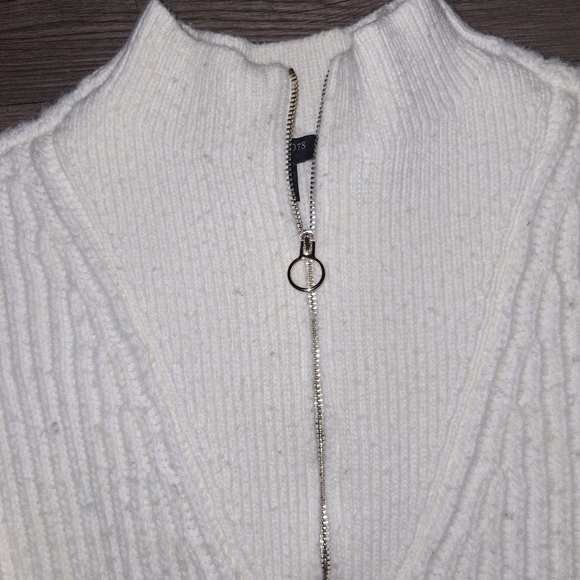 Talbots Cream and Gray Ribbed Turtleneck Sweater - Picture 4 of 6